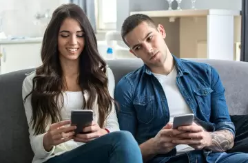 Aunque te ganen los celos, hay algo que nunca debes hacer