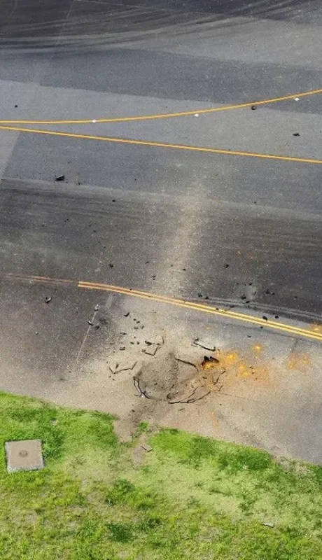 Detalle del cráter que dejó la bomba en el aeropuerto de Miyazaki