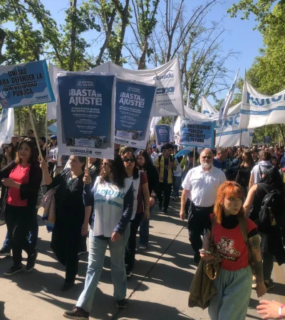 La convocatoria de la UNCuyo fue a las 15.00 en la rotonda de ingreso al Campus Universitario en el Parque General San Martín de la Ciudad de Mendoza.