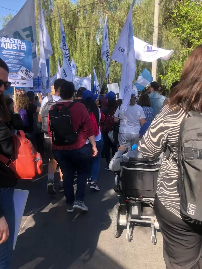 Un informe académico además señala que Argentina tiene uno de los salarios universitarios más bajos de la región.