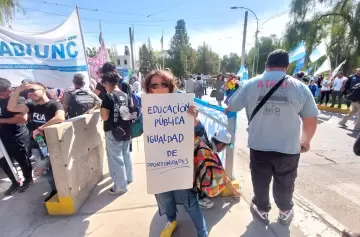 Una multitudinaria marcha recorrió las calles en apoyo a las universidades públicas