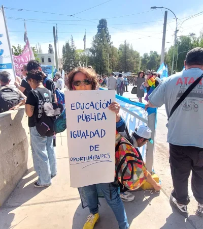 Una multitudinaria marcha recorrió las calles mendocinas en apoyo a las universidades públicas