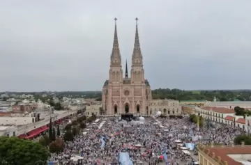 Miles de fieles peregrinan hacia Luján a la Santa Patrona de la Argentina