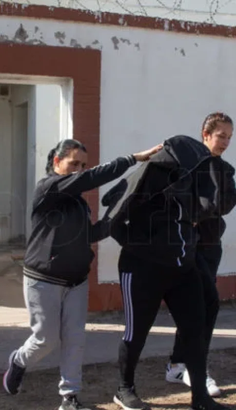 La policía Marina Silva es trasladada a la cárcel.