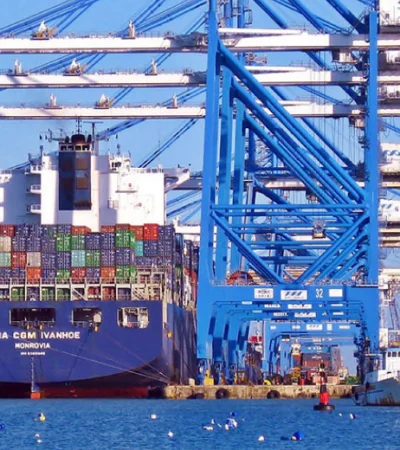 El Gobierno redujo aranceles de importación de neumáticos para autos y motos, plásticos, pequeños electrodomésticos y productos de uso doméstico.