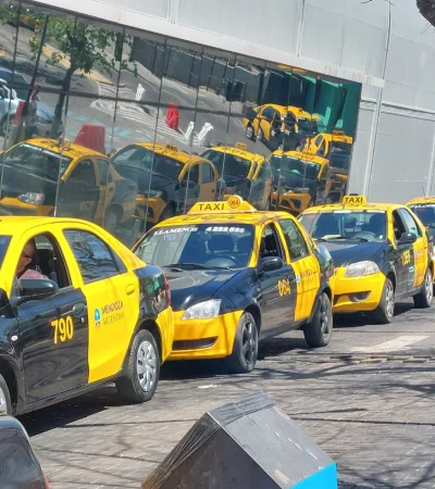 Los taxis protestan por la situación de su trabajo