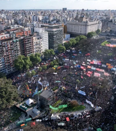 Marcha en la Plaza de los dos Congresos
