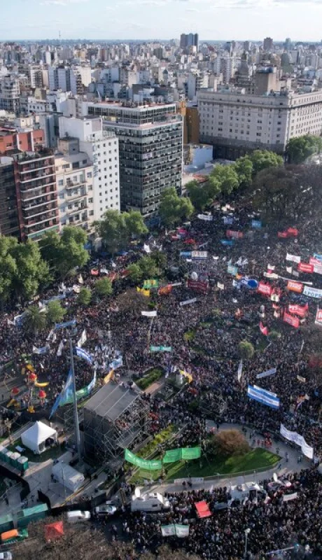 Marcha en la Plaza de los dos Congresos