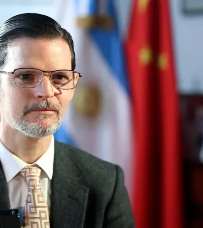 El exembajador de Argentina en China, Sabino Vaca Narvaja, durante una entrevista con Xinhua en Beijing .