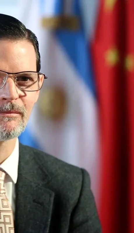 El exembajador de Argentina en China, Sabino Vaca Narvaja, durante una entrevista con Xinhua en Beijing .