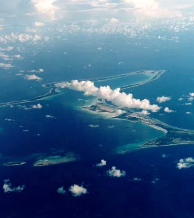 Chagos se encuentra a unos 500 km al sur de las Maldivas, su vecino más próximo, y a 1.600 km al suroeste de la India.