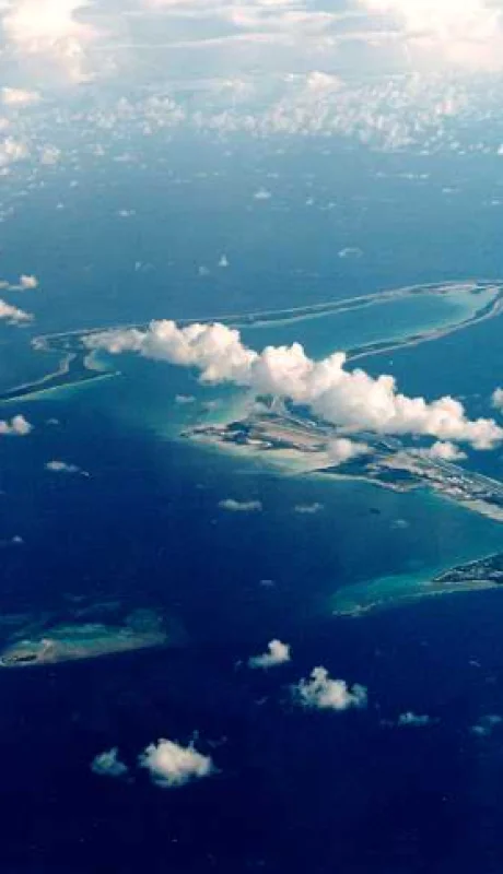Chagos se encuentra a unos 500 km al sur de las Maldivas, su vecino más próximo, y a 1.600 km al suroeste de la India.