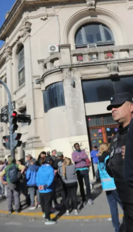 Amplio operativo "dentro del polígono conformado por las calles Pueyrredón, Rivadavia, Corrientes y Pasteur".