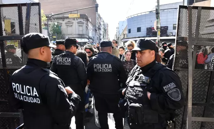 Casi 200 allanamientos a los depósitos de manteros en Once.