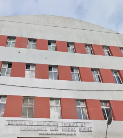 El adolescente tiene 16 años e ingresó al establecimiento con un revólver.