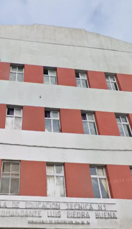 El adolescente tiene 16 años e ingresó al establecimiento con un revólver.