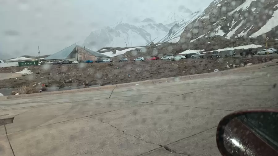 Imagen capturada durante las primeras horas de la mañana del lunes en la alta montaña de Mendoza.