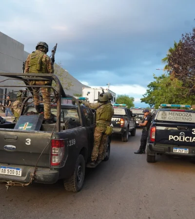 Operativo de la Policía de Mendoza en Godoy Cruz.