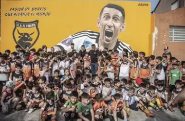 ¡Grande Fideo! Se inauguró una nueva postal del ídolo rosarino en El Torito