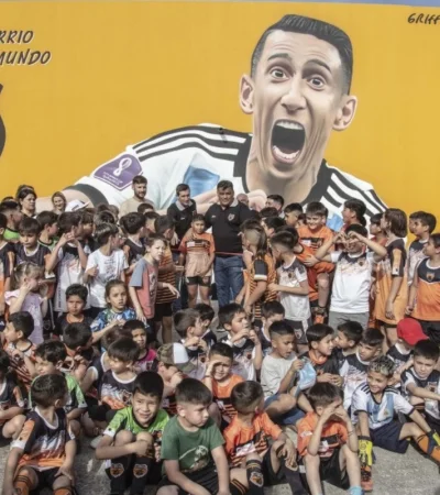 Los chicos en el nuevo mural de Ángel Di María.