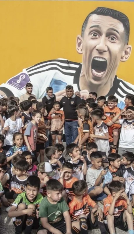 Los chicos en el nuevo mural de Ángel Di María.