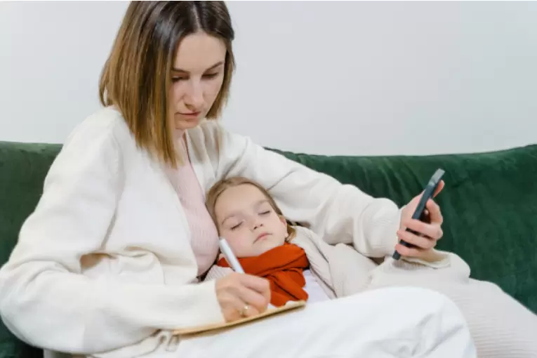 En general, la inflamación de la meningitis provoca síntomas, como dolor de cabeza, fiebre y rigidez del cuello.