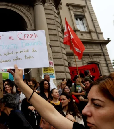 Empleados del Hospital Mental Laura Bonaparte realizan un abrazo simbólico.