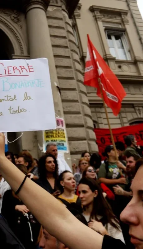 Empleados del Hospital Mental Laura Bonaparte realizan un abrazo simbólico.