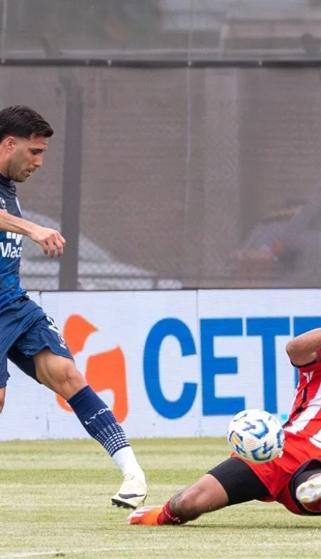 Duro partido se disputó en el estadio de Riestra.