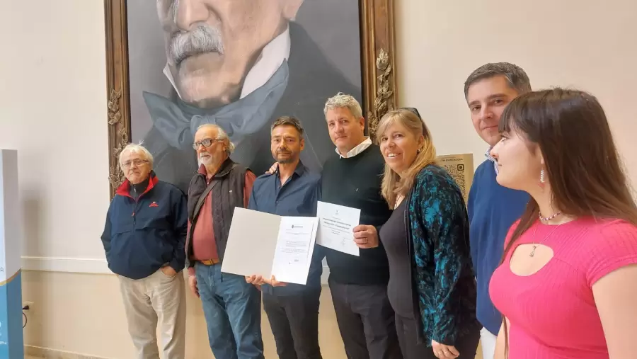César Russo, coordinador del Campeonato, junto a autoridades legislativas.