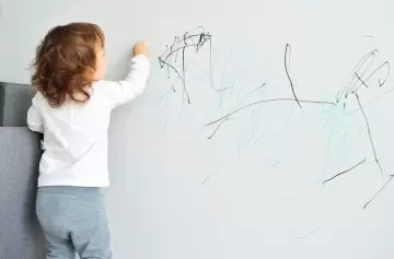 Infalible: te traemos un truco para limpiar los rayones de tus paredes