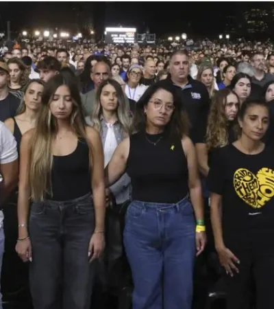 Miles de familiares, amigos y ciudadanos israelíes mostraron su angustia en un acto conmemorativo.