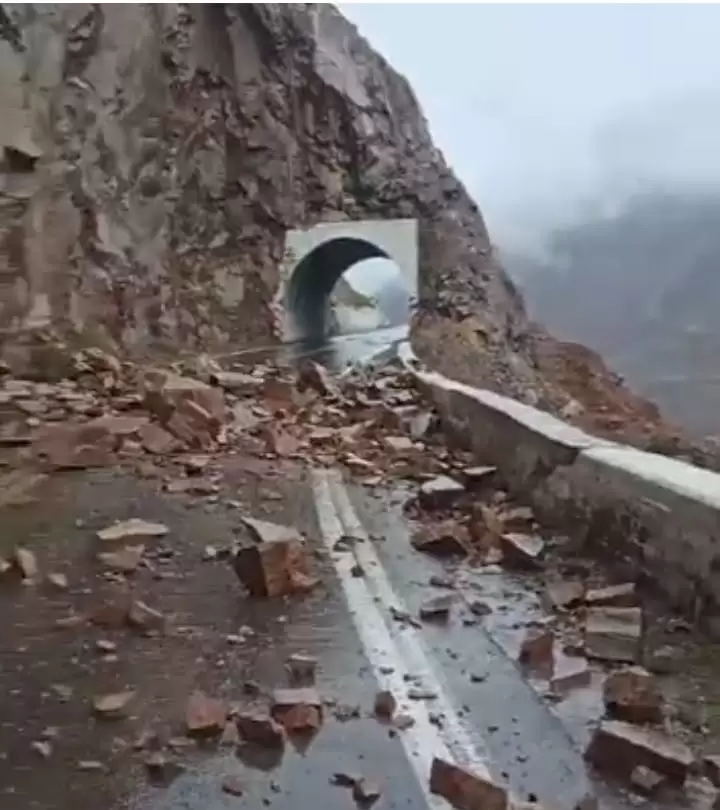 Derrumbe producido en la zona de Cortaderas en la alta montaña de Mendoza durante la madrugada del martes.