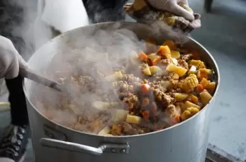 Vuelve la "Fila del Hambre" a la puerta de Capital Humano en reclamo de alimentos