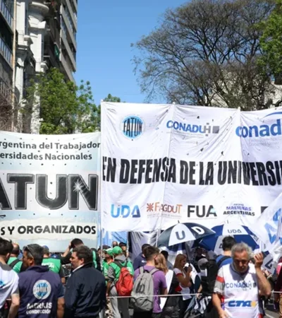 "Estamos bajo una política de destrucción de la salud pública, de la educación, y de las jubilaciones de nuestros mayores" (Antonio Roselló)