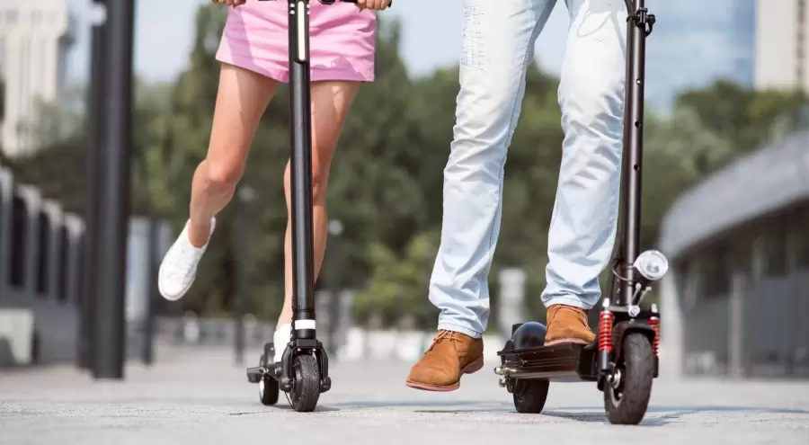 Luces, frenos y seguro: algunas de las medidas que se les exigen a los conductores de monopatines eléctricos