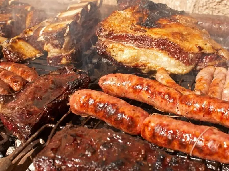 Las costillas deben considerarse como corte grueso. Por lo tanto, salarlas apenas se colocan en la parrilla.