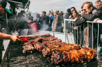 Debate: cuál es el momento ideal para salar la carne en el asado
