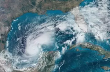 Así viven algunos famosos la llegada del Huracán Milton