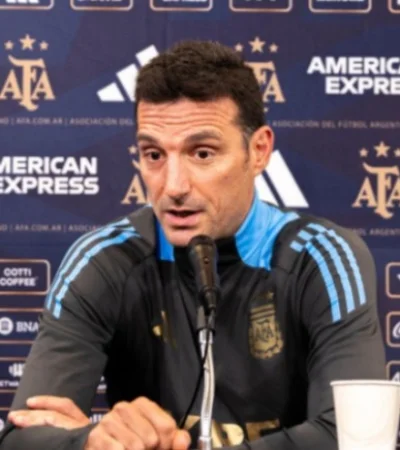 Scaloni en conferencia de prensa.