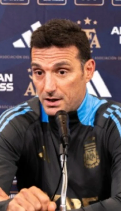 Scaloni en conferencia de prensa.