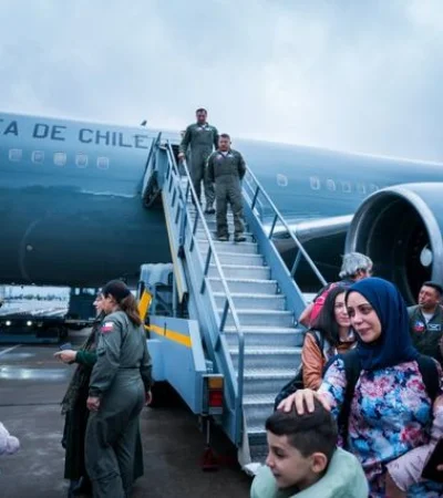 El avión de transporte voló a Beirut con medicamentos e insumos y volvió con 67 evacuados.