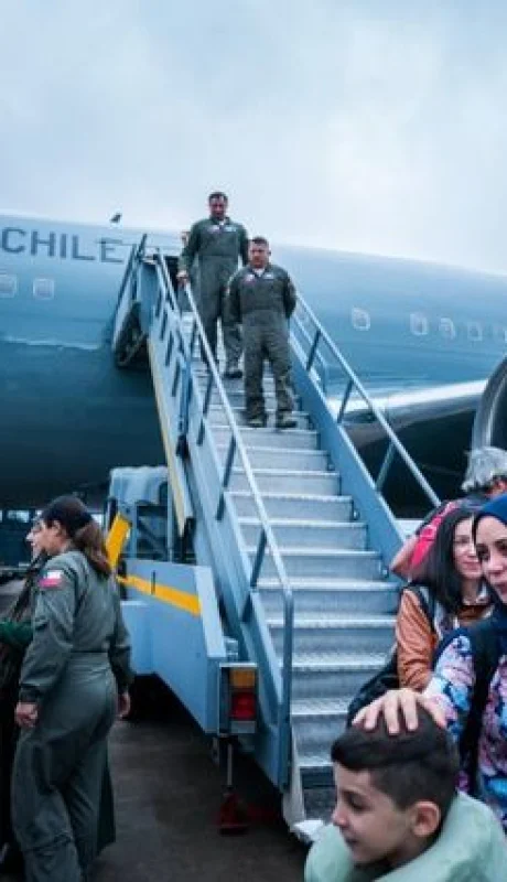 El avión de transporte voló a Beirut con medicamentos e insumos y volvió con 67 evacuados.