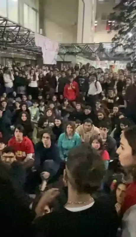 Son más de 20 las tomas en todo el país.