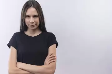 Psicología: los dos colores que usan las personas de mal carácter