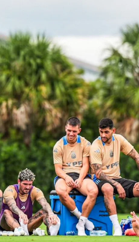 Lionel Messi y sus compañeros cuentan las horas para subirse al avión  rumbo a Colombia.