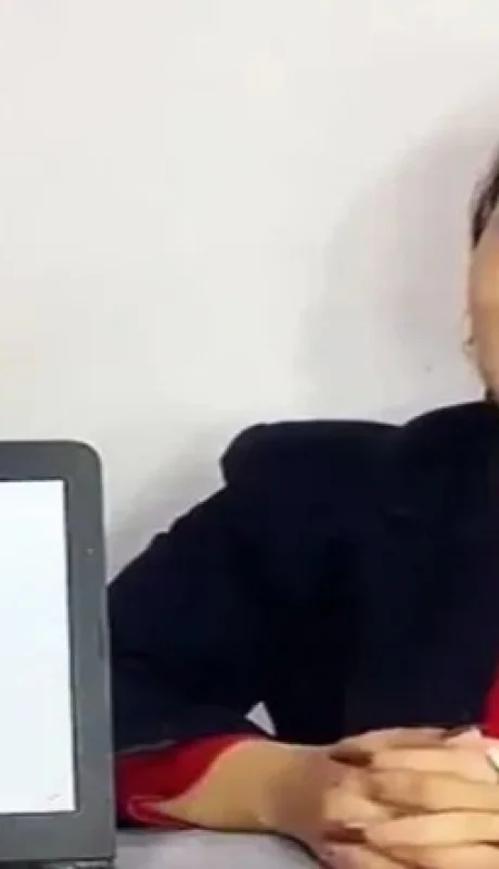 La China Alí, encargada de dar los avisos para que la gente pueda comprar y vender sus activos