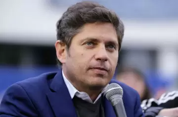 Axel Kicillof prohibirá que circulen dos personas por moto para "prevenir ilícitos"