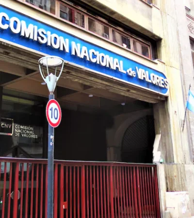 La resolución establece que los adolescentes deberán contar con la autorización paterna para poder invertir en bolsa.