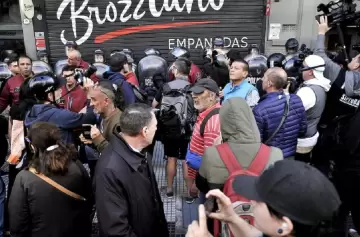 El influencer Fran Fijap fue agredido en la protesta contra veto universitario